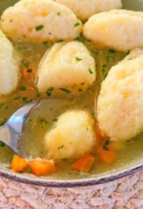 Read more about the article Zuppa di Pollo con Gnocchi di Semolino: La Ricetta Perfetta di Zia Cori 🥣🍗✨